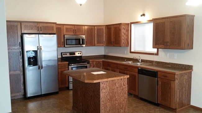 Building Photo - 3 Bed 3 Bath Twin Home