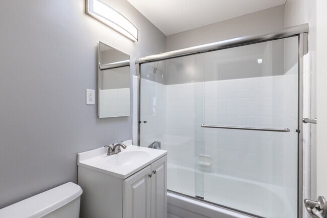 1BR, 1BA - 870SF - Bathroom