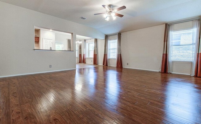 Photo - 307 Riverine Way