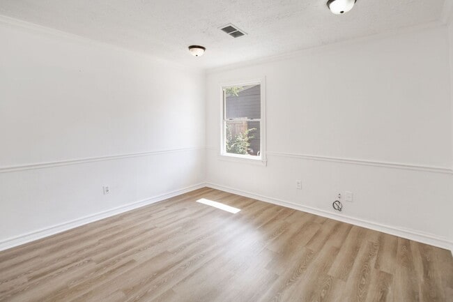 Photo - IMMEDIATE MOVE IN!  Cute 2 Bedroom Home wi...