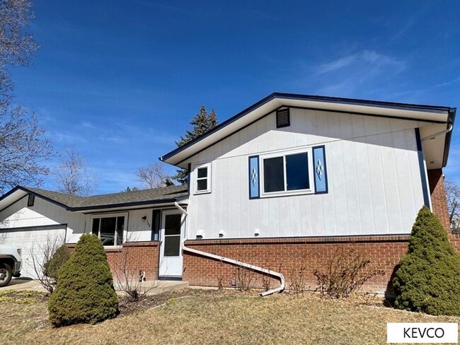 Building Photo - Sprawling Four Bedroom Home