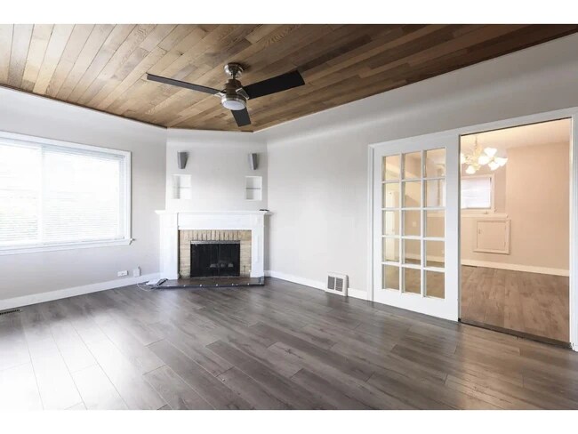4525 Knight St Unit 2 Bedroom Upper-Level House