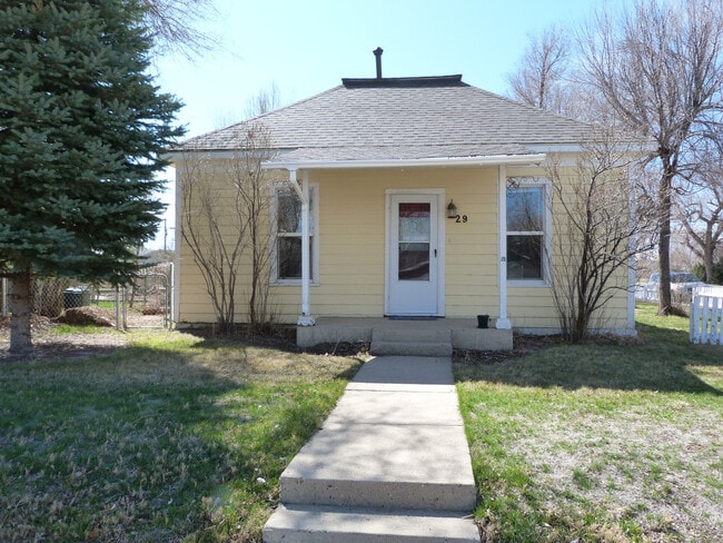Building Photo - Cozy Cottage Close to Windsor Lake!