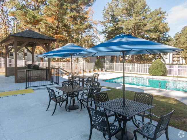 BBQs & Picnic Area - Willow Run Apartments