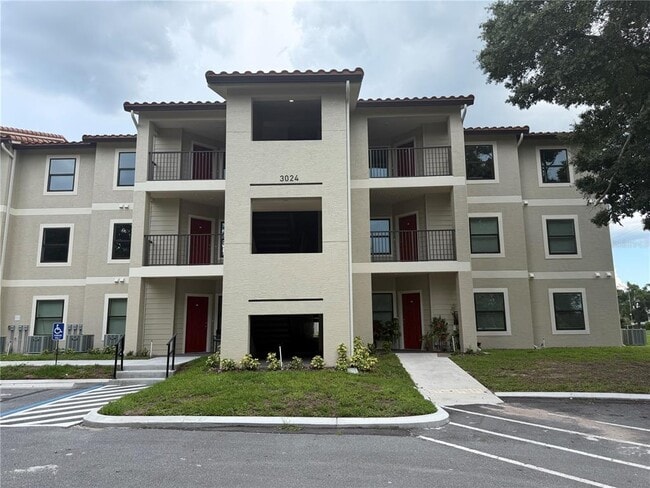 Building Photo - 3024 Parkway Blvd Unit 306