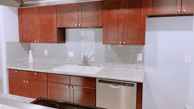 Building Photo - 10318 Richmond Hill Dr Rental