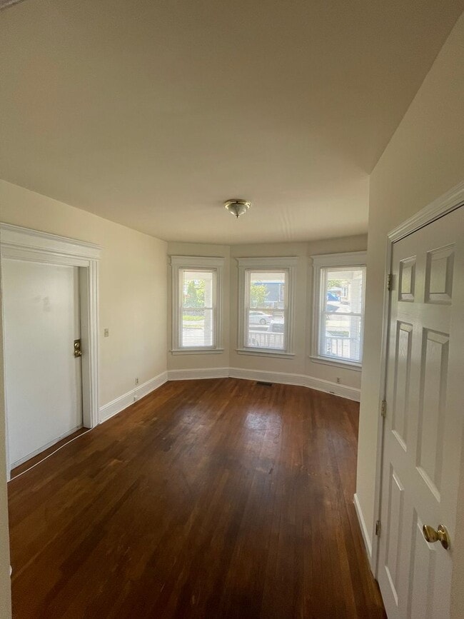 Photo - Noble Ave. 1024-1026 Unit 1026 1st left