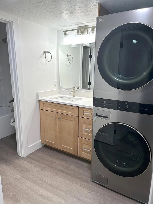 13443 S Bridle Pk Cv Unit Newly Remodeled Bsmt