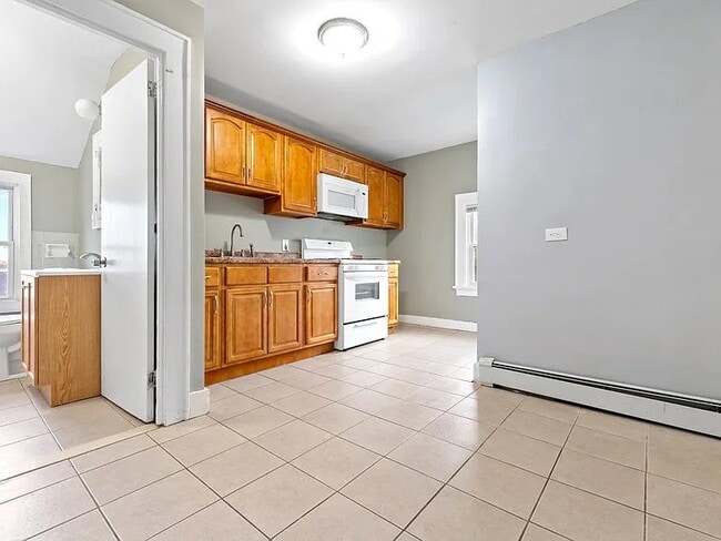 Photo - 32 Llewellyn Ave Unit 3
