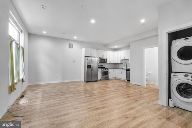 Building Photo - 385 Martin St Unit 1R