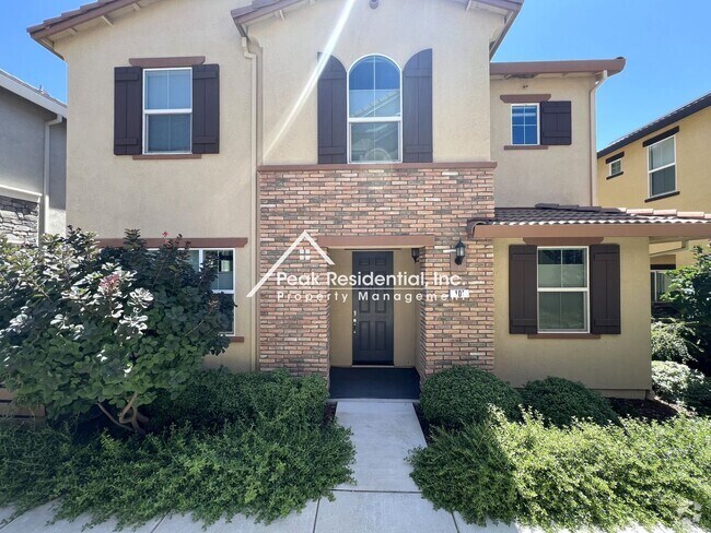 Building Photo - Updated 4bd/3ba Roseville Home in Gated Co...