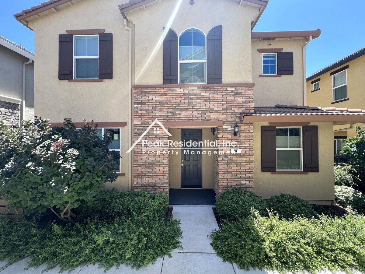 Updated 4bd/3ba Roseville Home in Gated Co... - Updated 4bd/3ba Roseville Home in Gated Co...