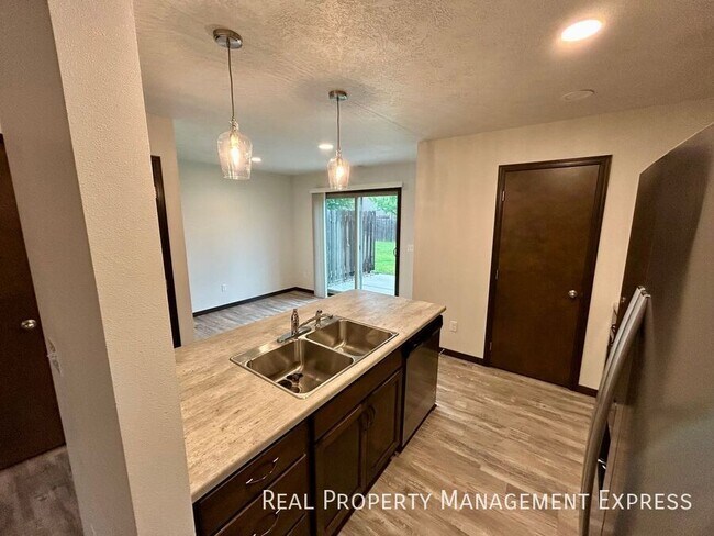 Photo - 3 Bed 1.5 Bath in West Sioux Falls