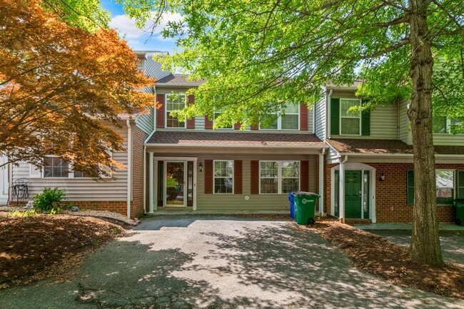 Building Photo - 3 bed/2.5 bath Off street parking Rental