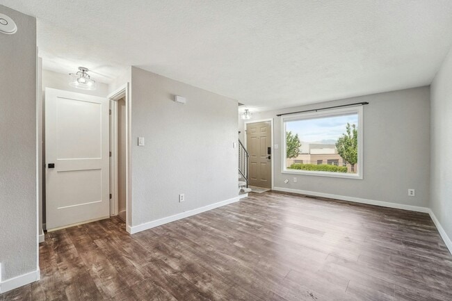 Photo - 374 Gladiola St