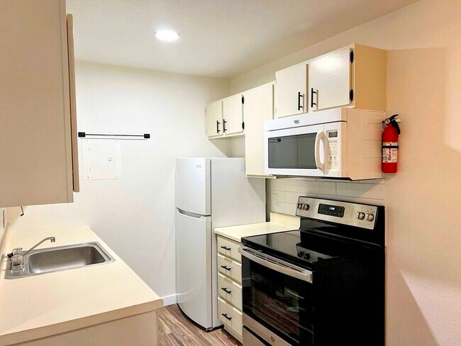 Kitchen - 3393 Madison Ave Unit W228