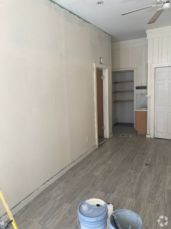 Building Photo - 1938 W Rogers St Unit Lower Front Rental
