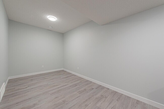 Photo - 1443 Cherniak Way SW