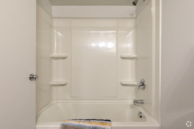 2BR, 1BA - 1,120SF