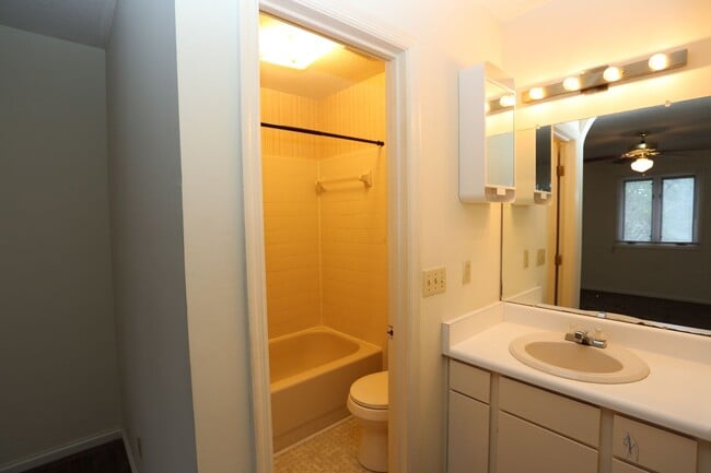 Photo - 2 Bedroom near Country Club