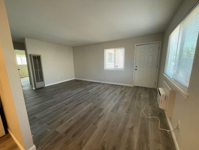 Building Photo - 2 Bedroom Walking Distance to Mather Air F...