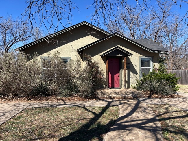 Building Photo - Indulge in the charm and comfort of a cozy, inviting home! Unit Front