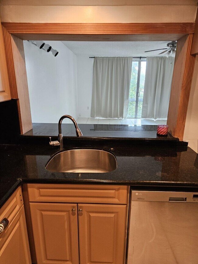 Building Photo - 8401 W Sample Rd Unit 36