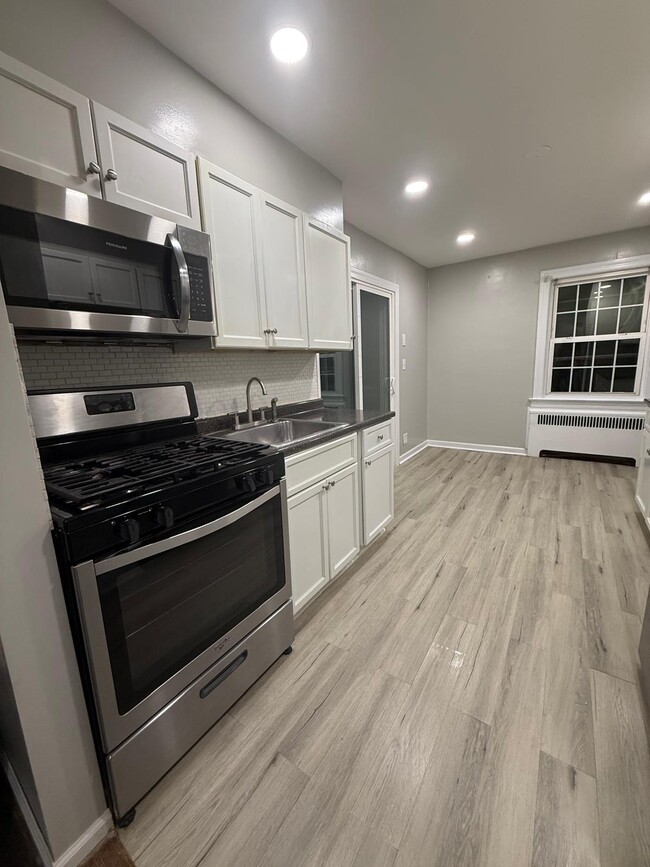 Building Photo - 1720 Burnet Ave Unit 2