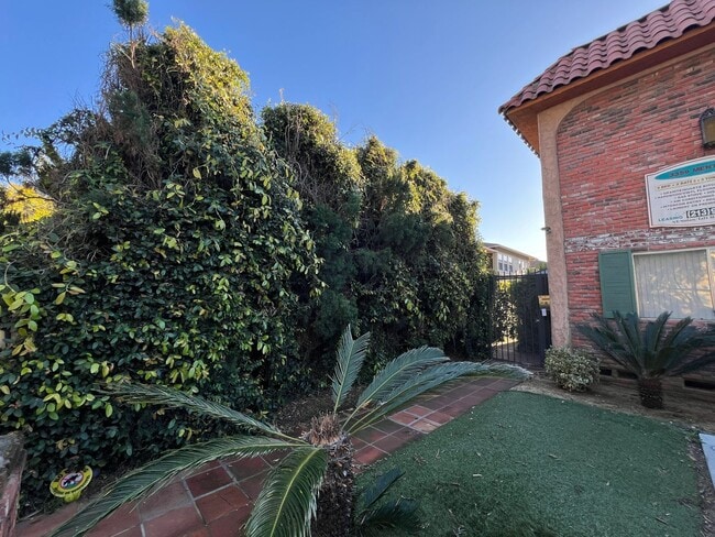 Photo - 3359 Mentone Ave Unit 8