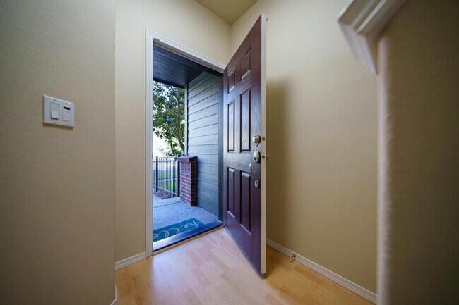 Foyer - 4828 SE Teakwood St
