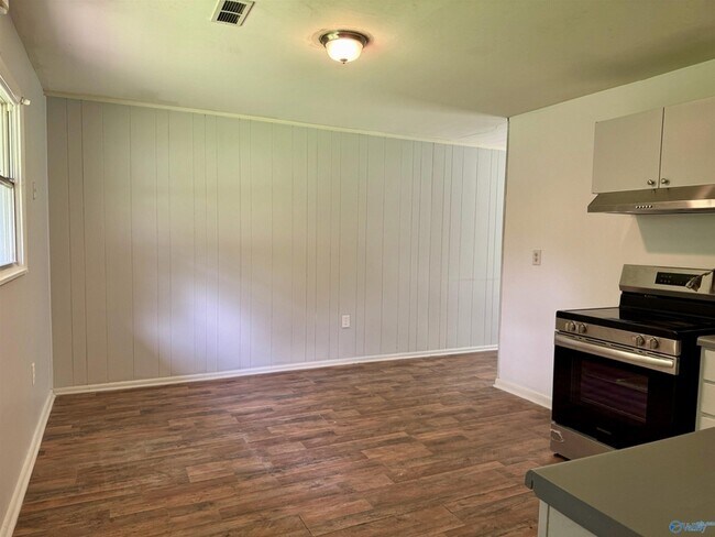 Photo - 3201 Yale Cir NW
