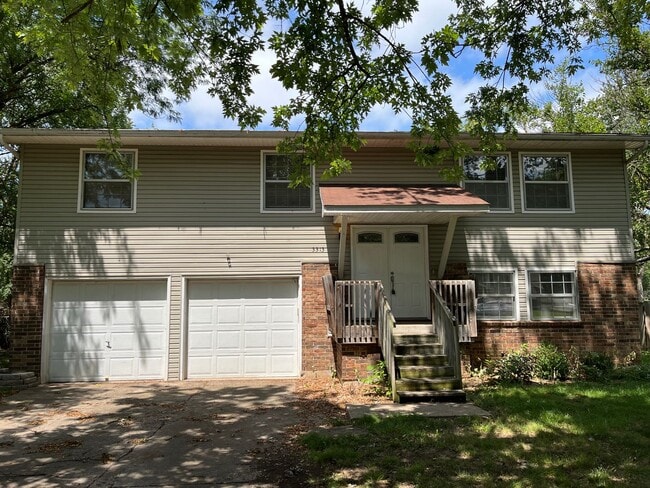 Building Photo - Make this beautiful home yours!! Features...