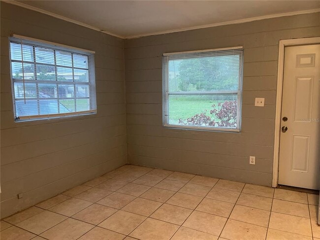 Photo - 843 Union St S