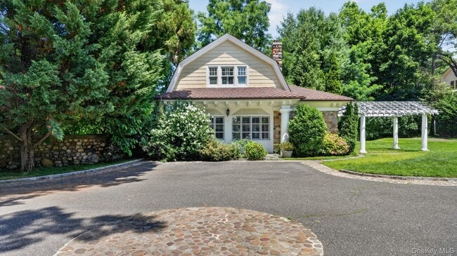 1058 Plandome Rd