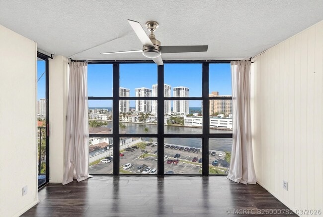 Building Photo - 1000 Parkview Dr Unit 1006