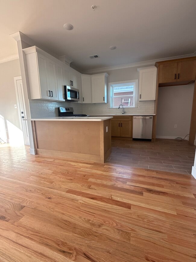 Building Photo - 217 Atlantic St Unit 3 Bedroom Apartment