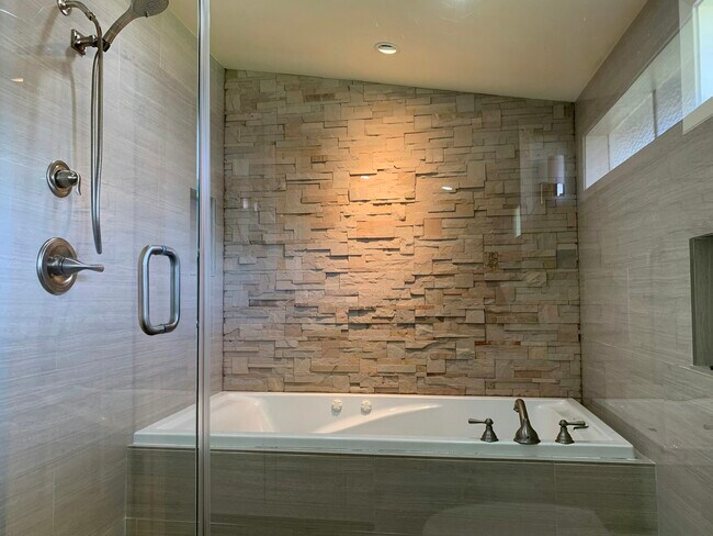 Photo - 5590 Clinton St