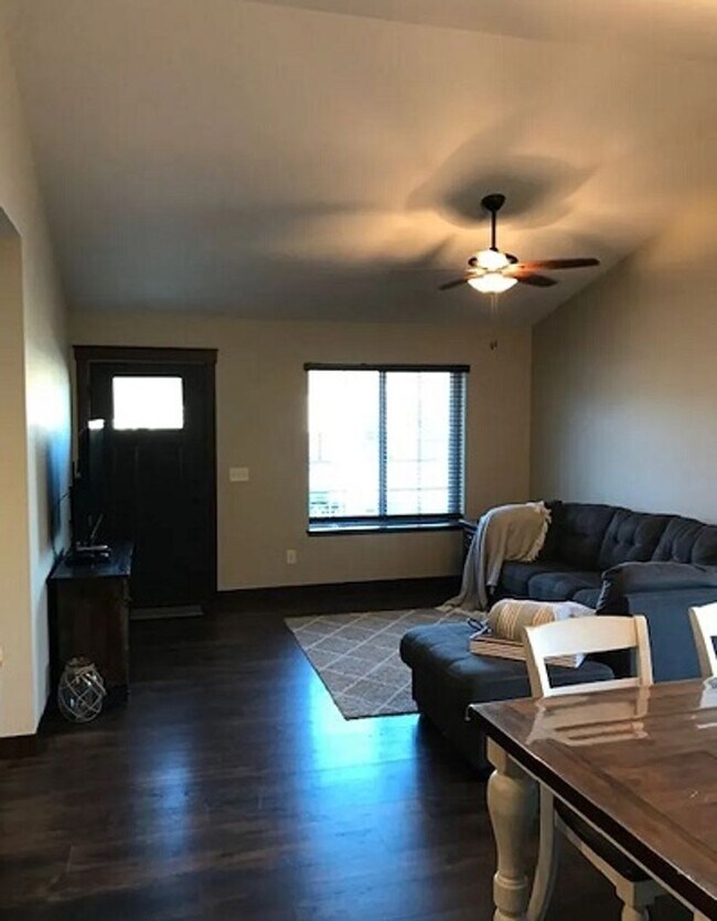 Photo - 866 Daisy Ln