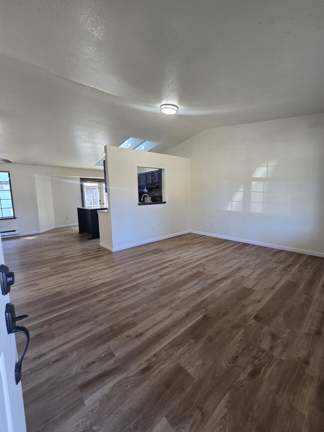 581 Malibu Dr SE