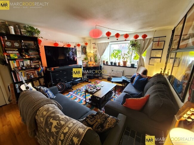 Photo - 251 Kelton St