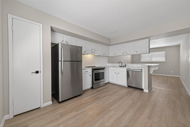Building Photo - 427 Hollyvale Dr Unit 12