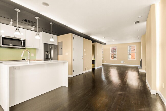 Photo - 526 Manila Ave