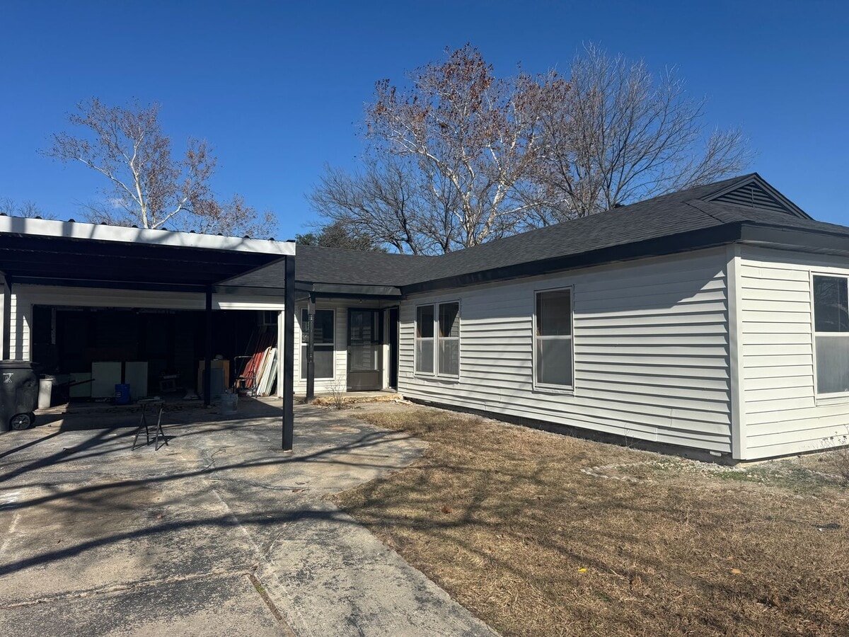 Photo - Spacious 3 Bed / 2 Bath Home Near Base – 2 Living Areas + Large Yard