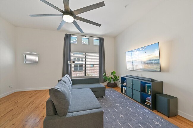 Photo - 8715 Meadowcroft Dr