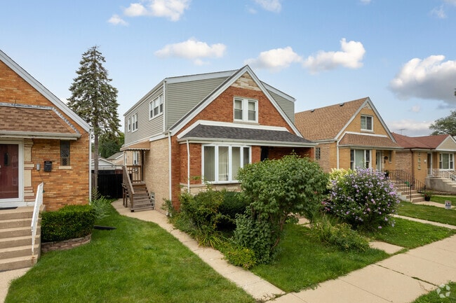 Building Photo - 2102 N Nagle Ave Rental