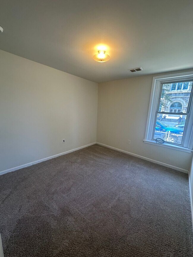 336 W 8th St Unit C