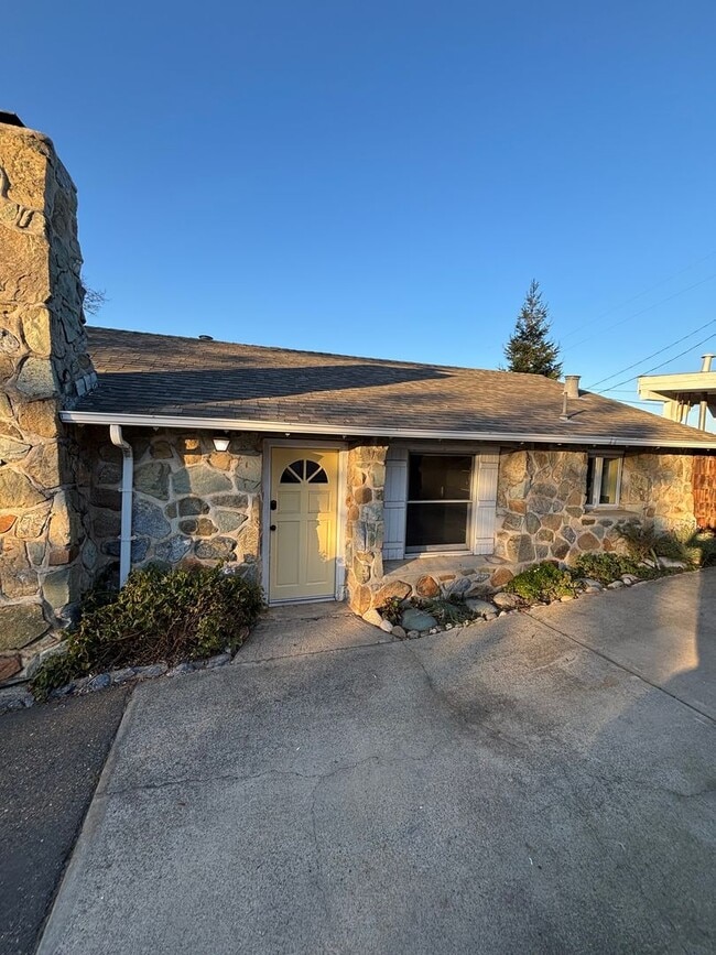 Building Photo - House: 2 Bedroom / 1 Bathroom - Auburn (COMING SOON!!)