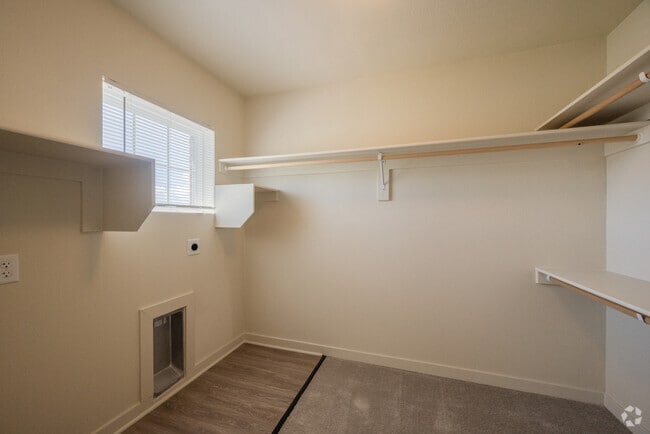 Armario/Lavandería 1 BR, 1 BA - 791 SF ADA - The Creek at Cottonwood Apartment Homes