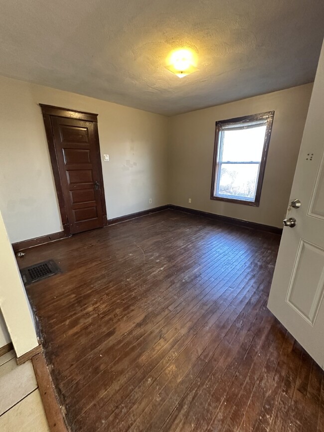 Photo - 320 1/2 Highland Ave. Upper Apartment