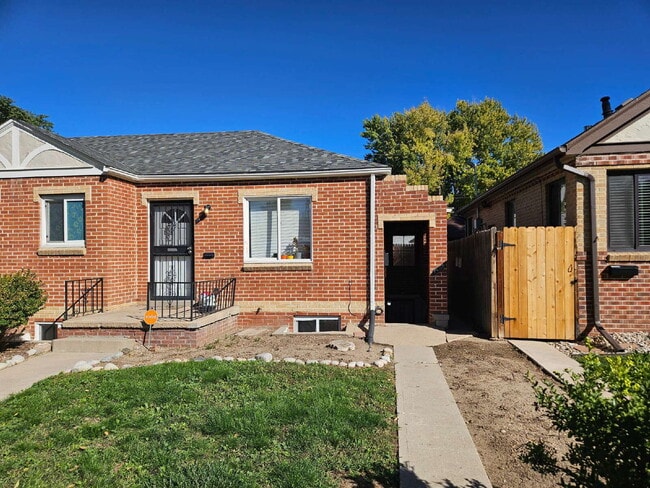 1 Bed 1 Bath Mayfair Apartment With Garage in Denver! Available Now!